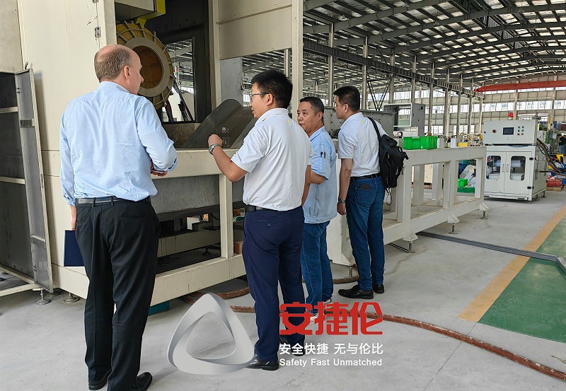 老客戶德國福沃克橡膠減震到訪安捷倫考察自動(dòng)噴膠機(jī)